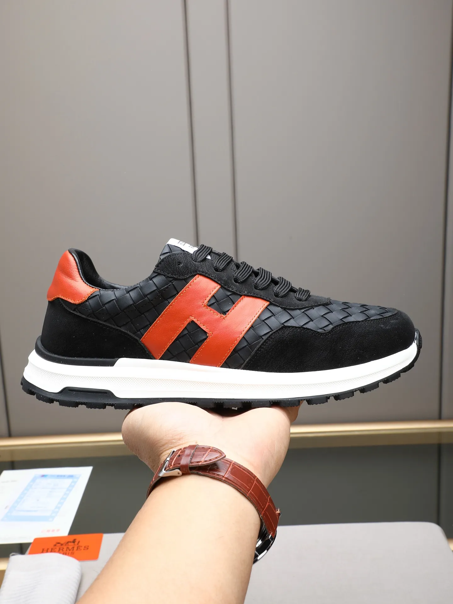 📛📛📛PPP420 (Hermes)🆕Men's color-blocked sneakers with textured calfskin details. Spliced ​​with original cowhide, this shoe draws inspiration from the equestrian world, integrating technical details and practical functions. Breathable sheep lining, original combination outsole, high-end quality, and every detail is perfectly combined! Size: 38-44 (45 can be customized)